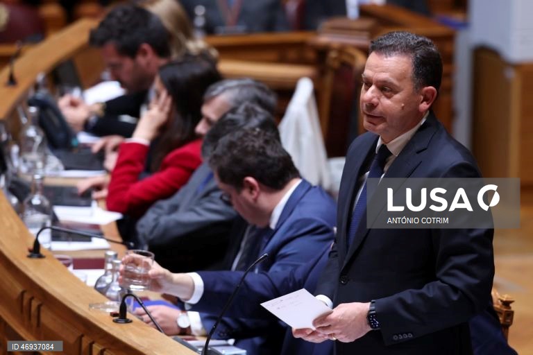 Ventura acusa Governo de atirar “dinheiro fora” na saúde, Montenegro garante que projetos vão avançar