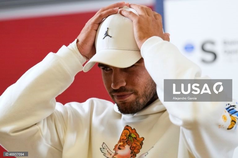 Bicampeão em título Carlos Alcaraz falha Roland Garros devido a lesão no pulso