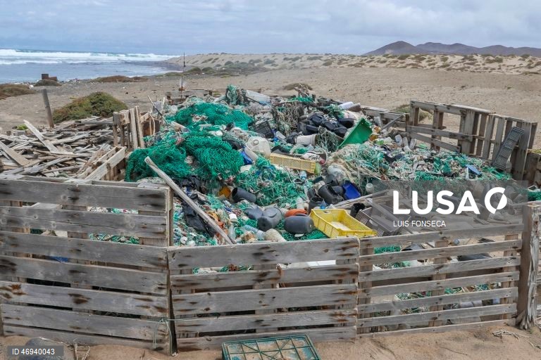 Cabo Verde trava uma luta desigual contra a maré de plástico do Atlântico