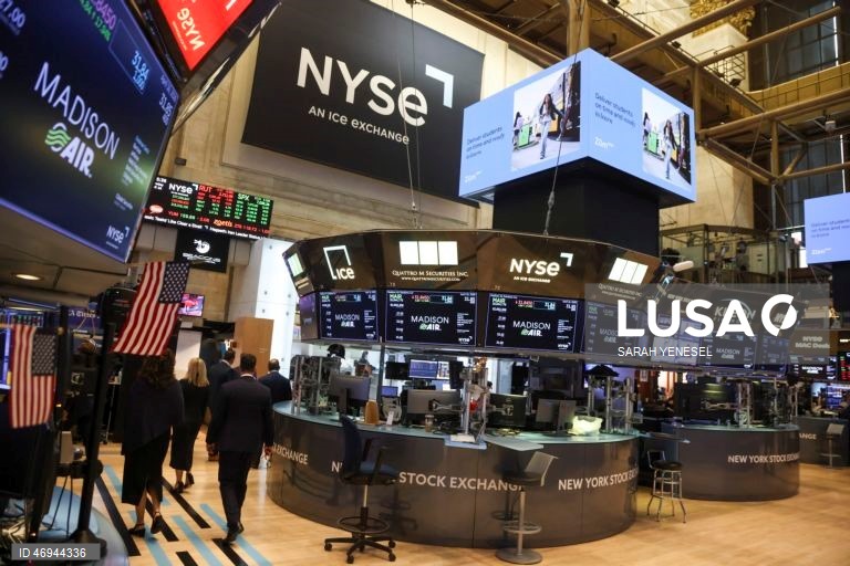 Wall Street fecha em alta e atinge novos máximos com reabertura do Estreito de Ormuz