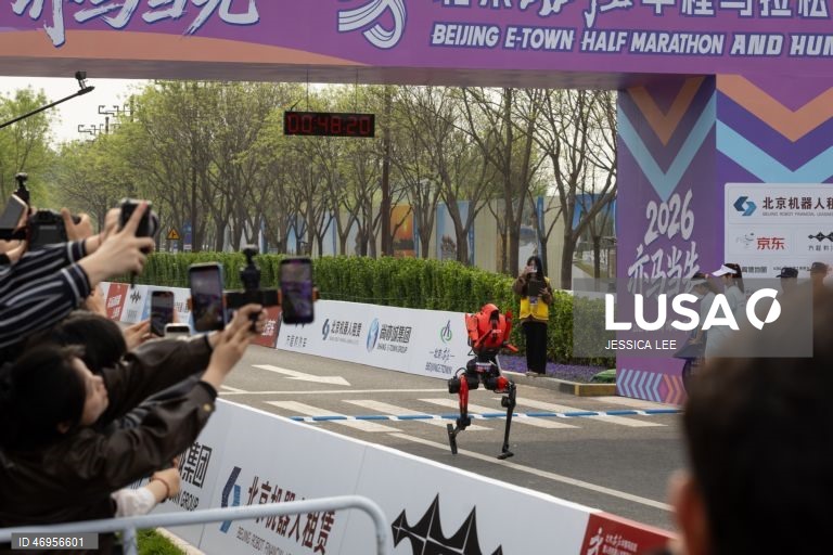 Robô humanoide vence meia-maratona em Pequim e supera recorde mundial humano