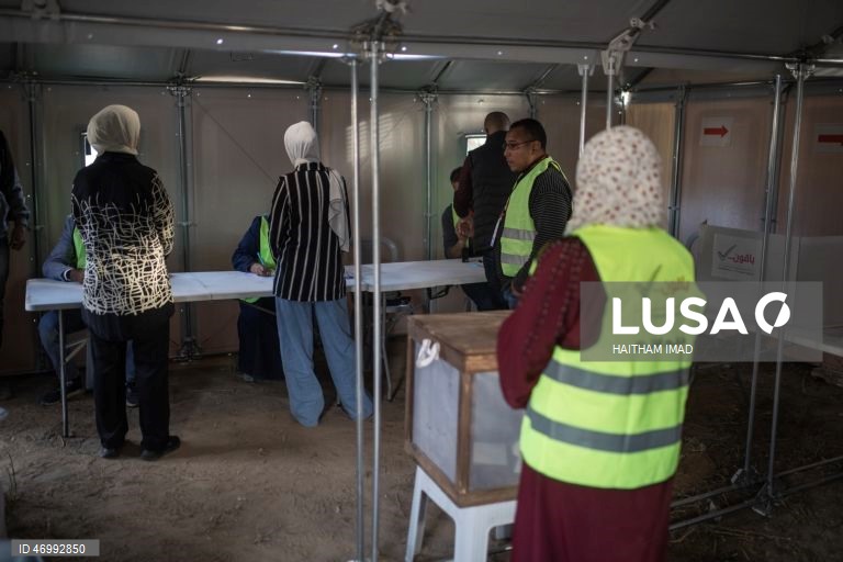 Palestinianos votam nas primeiras eleições desde a guerra em Gaza