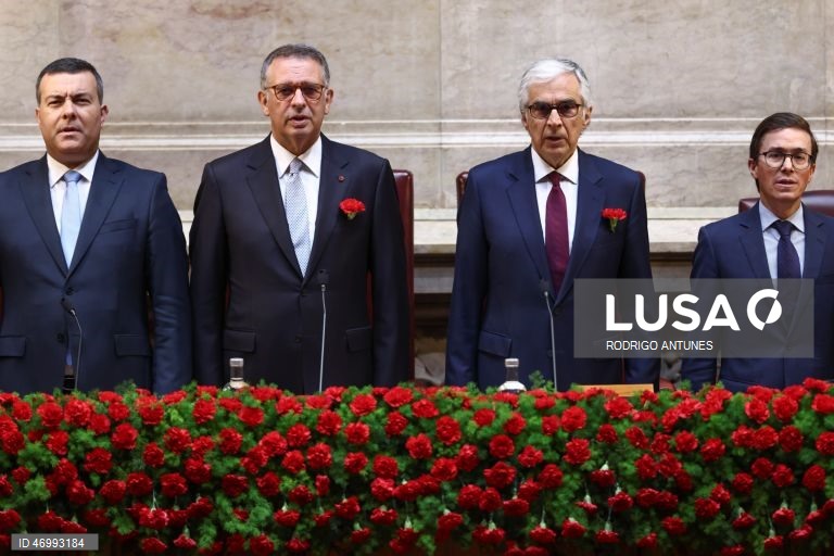 Seguro de cravo vermelho na lapela na estreia em sessão solene do 25 Abril que assinala revolução