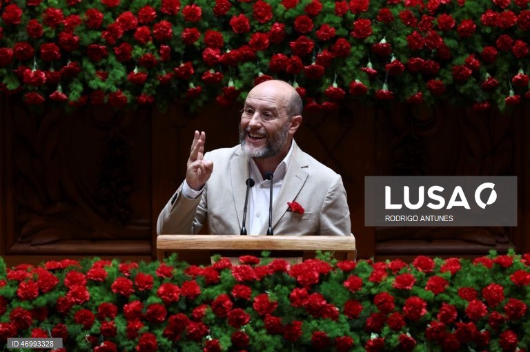 25 Abril: Rui Tavares acusa André Ventura de citar Adolf Hitler e mito nazi na sessão solene
