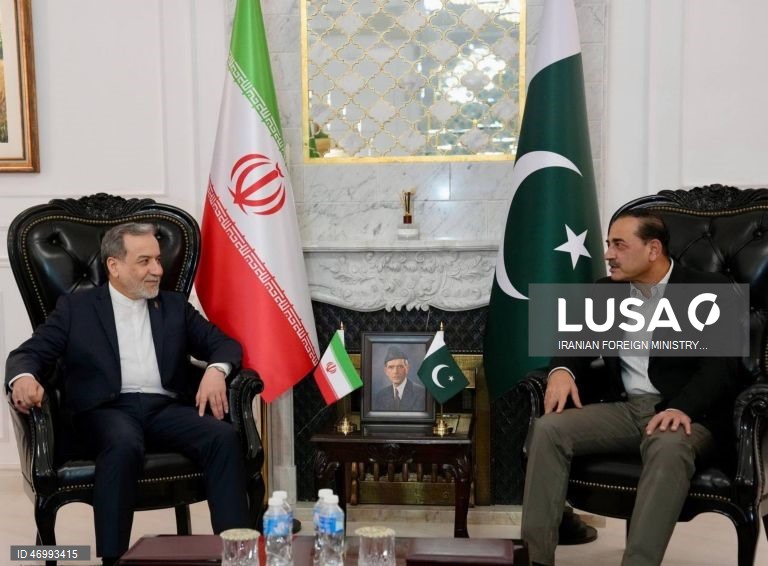 MNE iraniano volta a Islamabad durante esforços para relançar negociações de paz