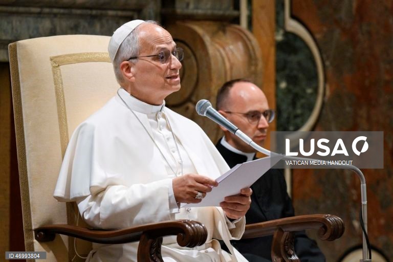 Papa pede regresso da política analógica junto do povo para travar populismos