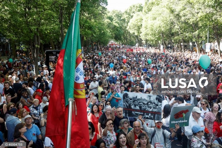 25 Abril: Milhares de pessoas iniciam celebração da liberdade no desfile em Lisboa