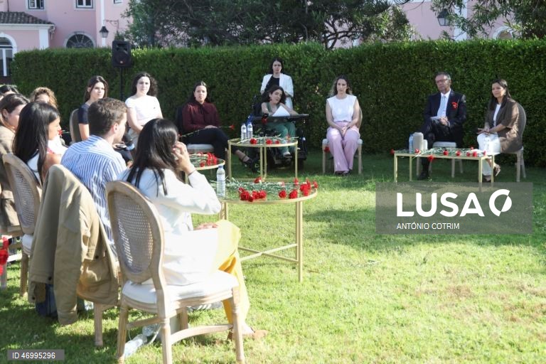 25 Abril: Seguro promete dar voz às ideias da juventude para que o país mude