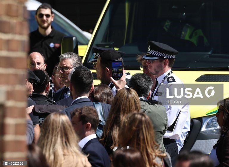 PM britânico vaiado durante visita a bairro judeu após ataque antissemita