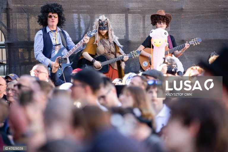 Thousands of musicians gather to play Jimi Hendrixs hit in Guinness World Record attempt
