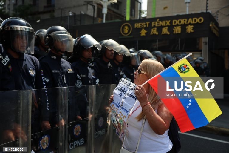 Centenas manifestaram-se na Venezuela para exigir melhores salários, democracia e liberdade