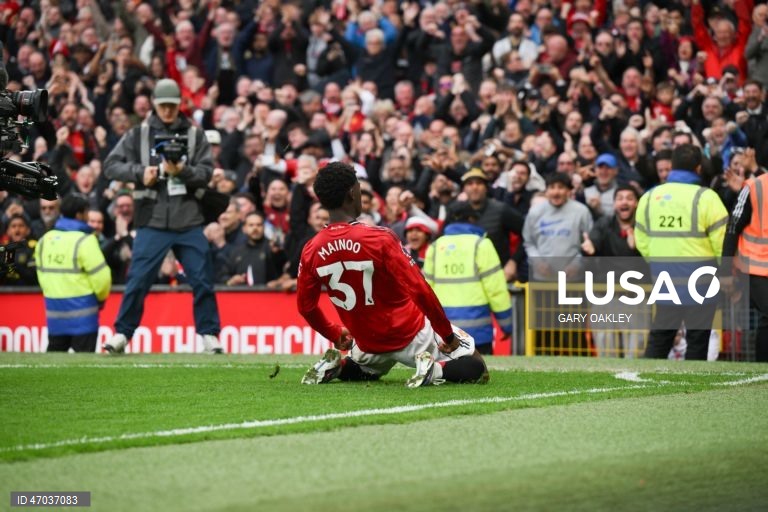 Estreia a marcar de Mainoo garante ao United triunfo sobre o Liverpool e regresso à ‘Champions’
