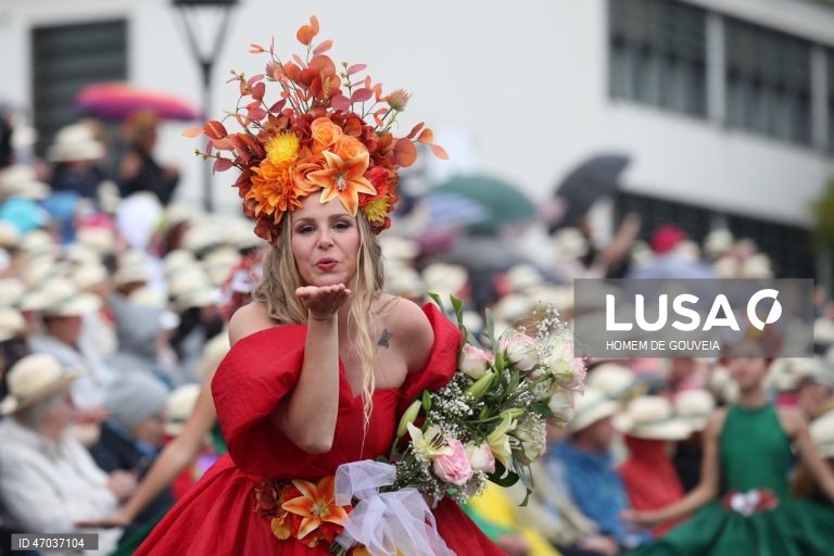 Milhares de pessoas assistem ao cortejo da Festa da Flor na Madeira apesar da chuva