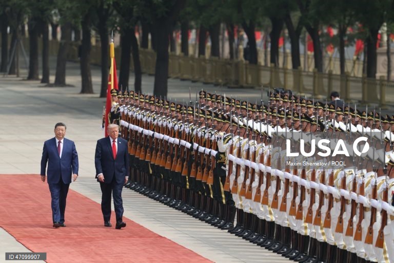 Trump chega ao Grande Salão do Povo para iniciar cimeira com Xi Jinping