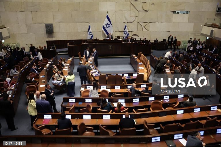 Deputados de Israel aprovaram primeira votação para a dissolução do Parlamento