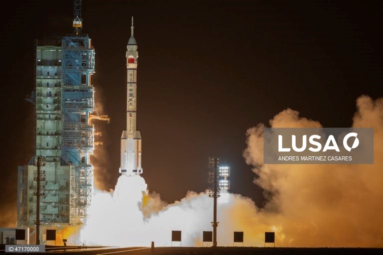 China lança nave Shenzhou 23 com um dos três astronautas que ficará um ano no espaço