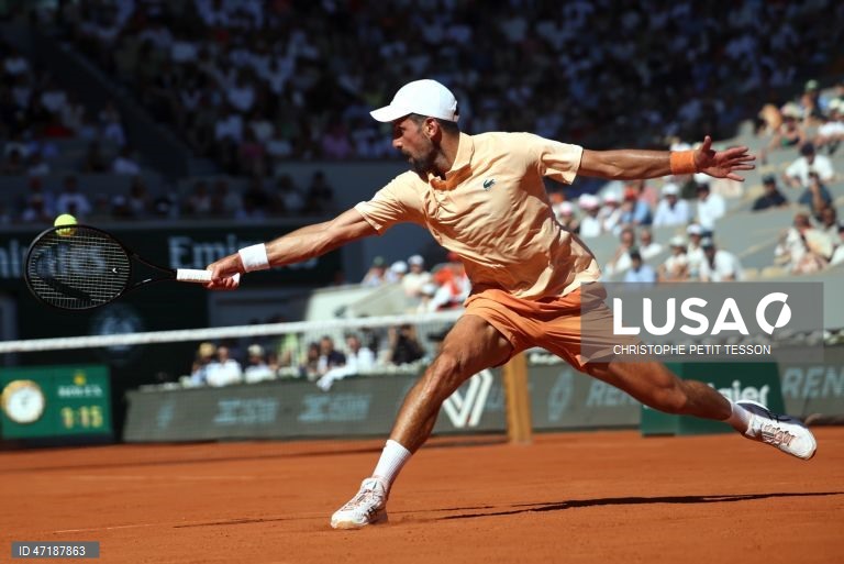 Novak Djokovic pela 21.ª vez seguida na terceira ronda de Roland Garros