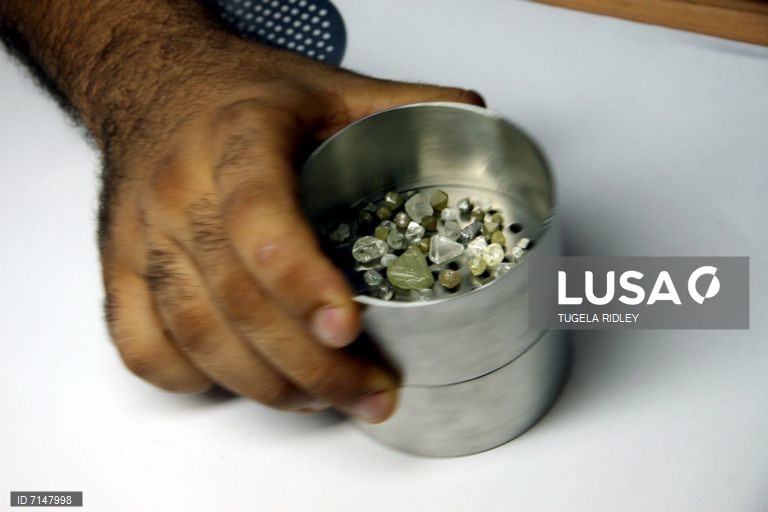 Autoridades angolanas detêm homem na posse de quase mil pedras de diamante