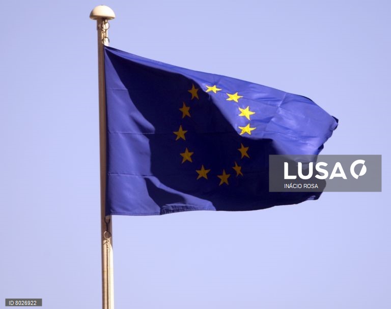 Confiança dos consumidores da UE em abril no nível mais baixo em três anos
