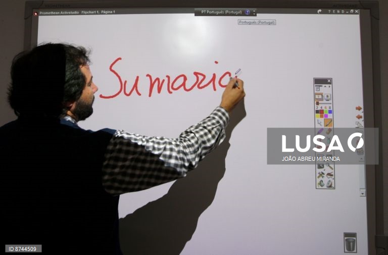 Cerca de 8.000 professores com acerto salarial em novembro pelo tempo de serviço