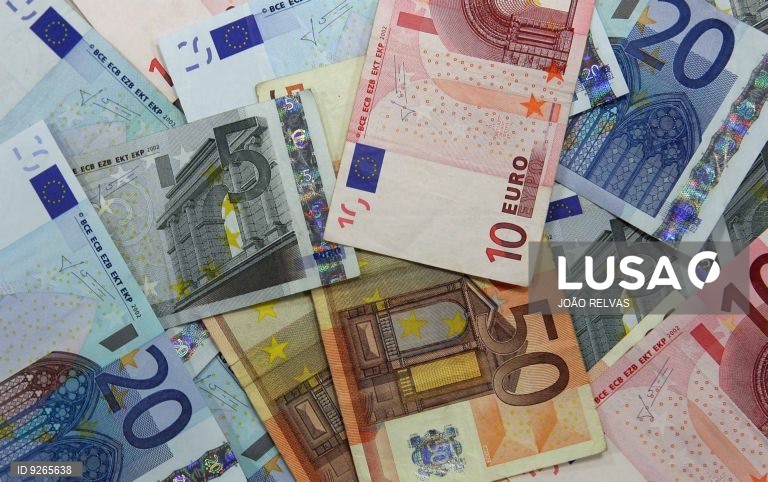 Euro sobe em altura de incerteza sobre decisão da Fed