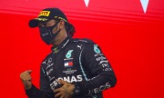 Covid-19: Lewis Hamilton está com "sintomas relativamente ligeiros"