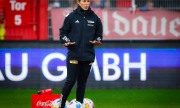 Marie-Louise Eta assume Union Berlim e é a primeira mulher a treinar no 