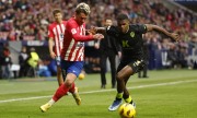 Atlético de Madrid vence com dificuldade lanterna-vermelha e sobe a terceiro