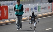 China reúne mais de 300 robôs em meia maratona em Pequim