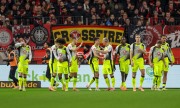 Dortmund vence em Leverkusen e 