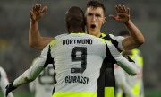 Dortmund vence em casa do Wolfsburgo e pressiona líder Bayern Munique