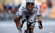Pogacar cai, levanta-se e conquista pela primeira vez a clássica Milão-Sanremo