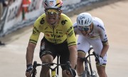 Van Aert superou os azares e Pogacar para conquistar uma emocionante Paris-Roubaix