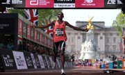 Sabastian Sawe vence Maratona de Londres com recorde mundial abaixo das duas horas