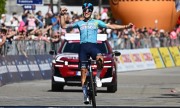 Alberto Bettiol fugiu para vencer 13.ª etapada da Volta a Itália, Eulálio continua de rosa