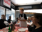 Susan Sarandon volta a ser empregada de mesa em Nova Iorque para exigir salários dignos