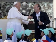 Benigni rouba protagonismo a papa na Jornada Mundial das Crianças