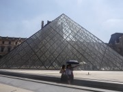 Louvre encerra após assalto na abertura do museu