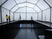 Museu de Serralves apresenta obras inéditas de Anne Imhof com piscina em ferro negro