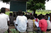 Moçambique avalia mudanças para se evitar alunos a estudar debaixo das árvores