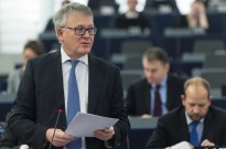 Comissária Europeia abriu porta à extrema-direita para ganhar votos, diz Nicolas Schmit