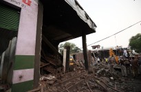 Pelo menos sete mortos em incêndio numa fábrica clandestina de fogo-de-artifício em Nova Deli