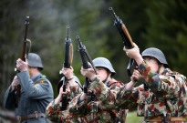 Suíços rejeitam em referendo novo serviço para substituir serviço militar obrigatório