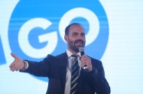 Filho de Bolsonaro lamenta retirada de sanções dos EUA ao juiz Alexandre de Moraes