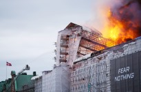 Incêndio está a destruir o edifício da Bolsa de Valores da Dinamarca