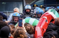 Tensão entre manifestantes e polícia italiana na reunião do G7 em Nápoles