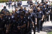 Polícia retira manifestantes de universidade em Los Angeles