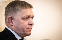 Primeiro-ministro eslovaco "entre a vida e a morte" após ser baleado
