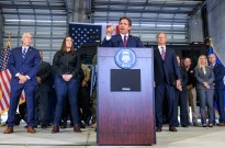 Começaram voos de deportação de imigrantes ilegais de centro remoto na Florida