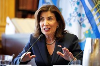 Governadora de Nova Iorque desafia Trump e permite vacina contra covid sem receita